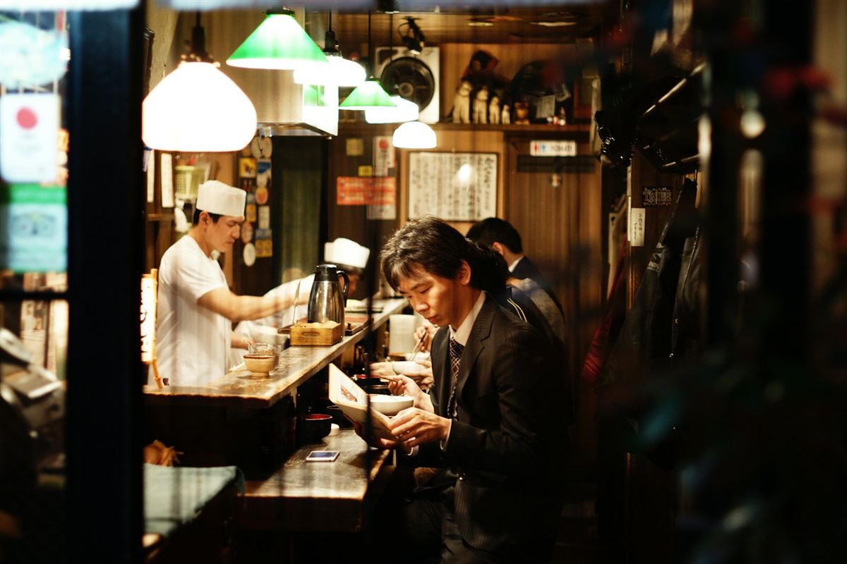 檜のカウンターが伸びる店内